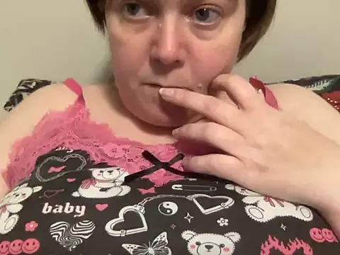 Snapshot of ParisNova chatting on 02.05.25 ParisNova online show from 02.05.25