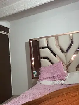 Snapshot of Im_sarah chatting on 12.20.25 Im sarah online show from 12.20.25