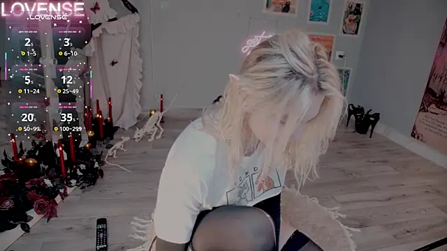 Snapshot of Careful_i_bite chatting on 11.03.25 Careful i bite online show from 11.03.25