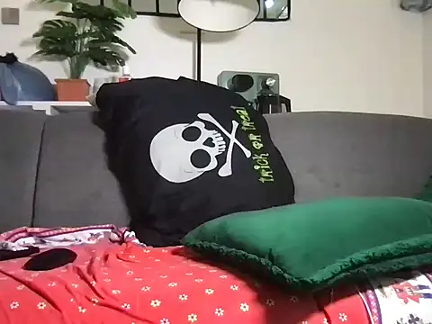 Snapshot of choco_petite chatting on 01.10.25 choco petite online show from 01.10.25