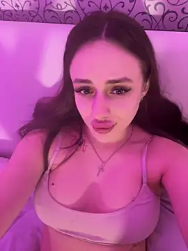 Snapshot of Lisaaan chatting on 11.21.25 Lisaaan online show from 11.21.25