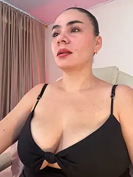 Snapshot of MeganDupont chatting on 12.14.25 MeganDupont online show from 12.14.25