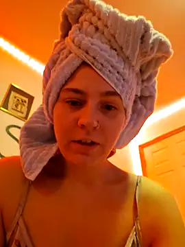 Snapshot of ScarletCallings420 chatting on 11.24.25 ScarletCallings420 online show from 11.24.25