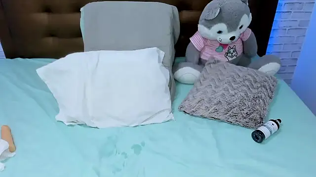 olivia love  online show from 02.11.25