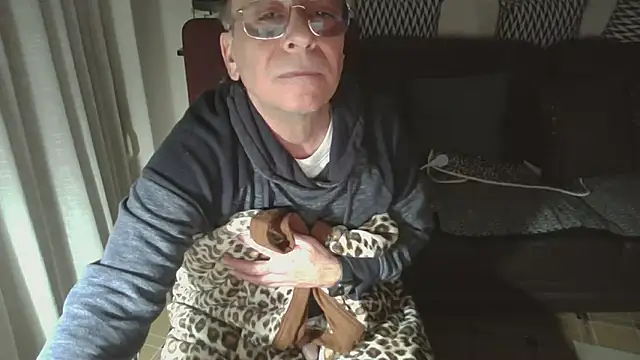 Snapshot of HETEREOMAN chatting on 12.15.25 HETEREOMAN online show from 12.15.25