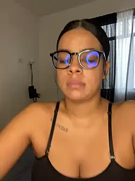 Snapshot of trianawhite chatting on 12.27.24 trianawhite online show from 12.27.24