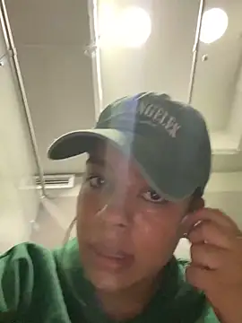 Snapshot of trianawhite chatting on 02.19.25 trianawhite online show from 02.19.25