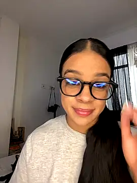 Snapshot of trianawhite chatting on 09.16.25 trianawhite online show from 09.16.25