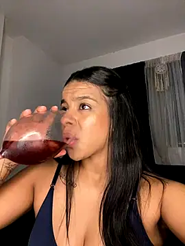 Snapshot of trianawhite chatting on 11.19.25 trianawhite online show from 11.19.25