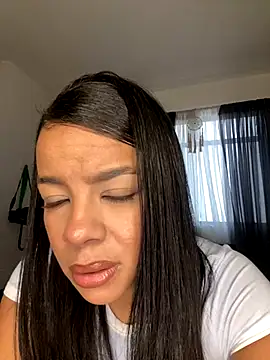 Snapshot of trianawhite chatting on 11.22.25 trianawhite online show from 11.22.25