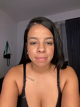 Snapshot of trianawhite chatting on 11.27.25 trianawhite online show from 11.27.25