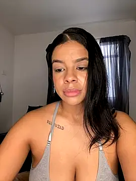 Snapshot of trianawhite chatting on 11.28.25 trianawhite online show from 11.28.25