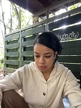 Snapshot of trianawhite chatting on 11.29.25 trianawhite online show from 11.29.25