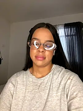 Snapshot of trianawhite chatting on 12.03.25 trianawhite online show from 12.03.25