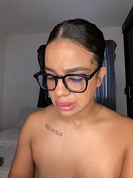 Snapshot of trianawhite chatting on 12.04.25 trianawhite online show from 12.04.25