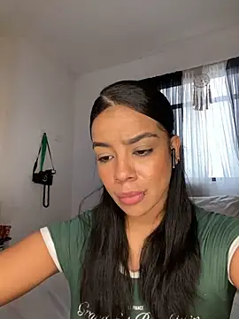 Snapshot of trianawhite chatting on 12.05.25 trianawhite online show from 12.05.25