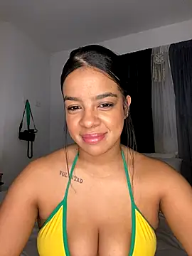 Snapshot of trianawhite chatting on 12.13.25 trianawhite online show from 12.13.25