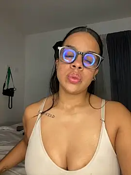 Snapshot of trianawhite chatting on 12.16.25 trianawhite online show from 12.16.25