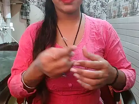 Snapshot of LovingPihu chatting on 11.28.25 LovingPihu online show from 11.28.25