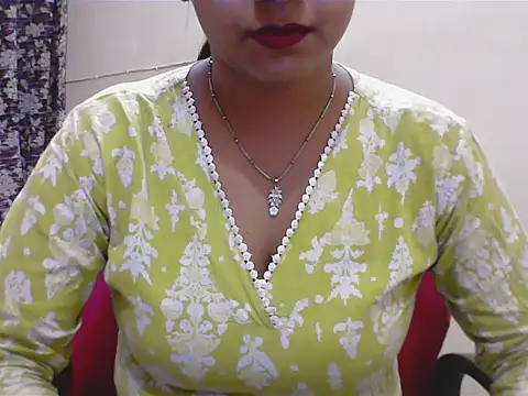 LovingPihu online show from 04.30.26