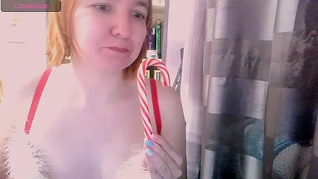 Snapshot of BrattyFoxyGirl chatting on 12.25.24 BrattyFoxyGirl online show from 12.25.24