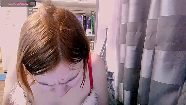 Snapshot of BrattyFoxyGirl chatting on 12.25.24 BrattyFoxyGirl online show from 12.25.24