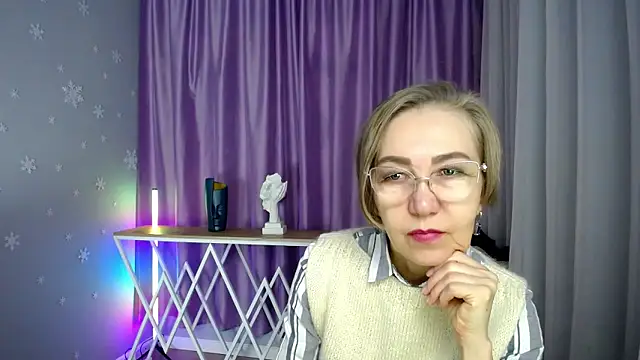 queen a n i online show from 10.10.25