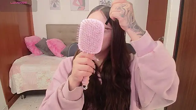 Snapshot of Miley_Baker chatting on 11.21.25 Miley Baker online show from 11.21.25