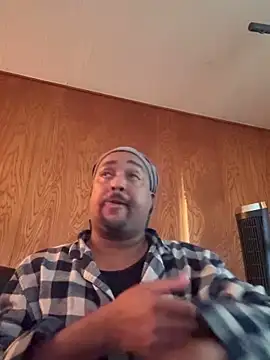 Snapshot of Tez44 chatting on 11.21.25 Tez44 online show from 11.21.25