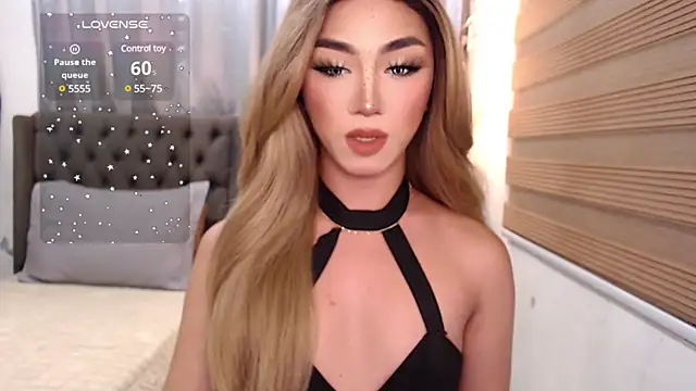 Snapshot of Local_Hoelyx chatting on 01.04.25 Local Hoelyx online show from 01.04.25