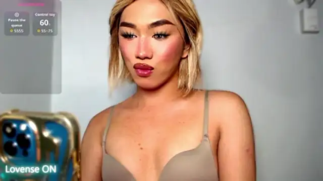 Snapshot of Local_Hoelyx chatting on 10.31.25 Local Hoelyx online show from 10.31.25