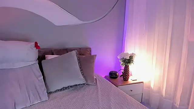 Snapshot of Nicolle_W chatting on 07.27.26 Nicolle W online show from 07.27.26