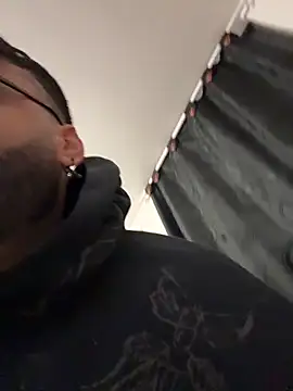 Snapshot of johnnyalx chatting on 11.30.25 johnnyalx online show from 11.30.25