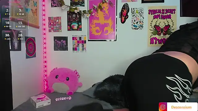 Snapshot of johnnyalx chatting on 12.13.25 johnnyalx online show from 12.13.25