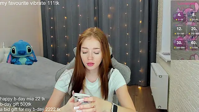 Snapshot of Hot_Mia_ chatting on 01.21.25 Hot Mia online show from 01.21.25