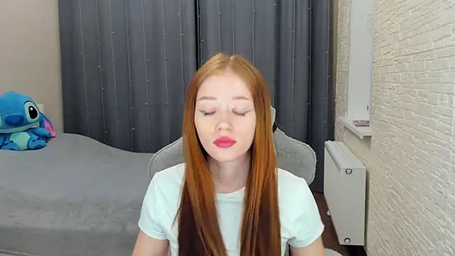 Snapshot of Hot_Mia_ chatting on 02.19.25 Hot Mia online show from 02.19.25