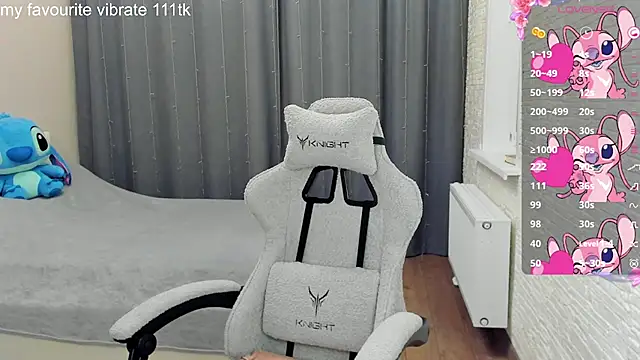 Snapshot of Hot_Mia_ chatting on 03.21.25 Hot Mia online show from 03.21.25