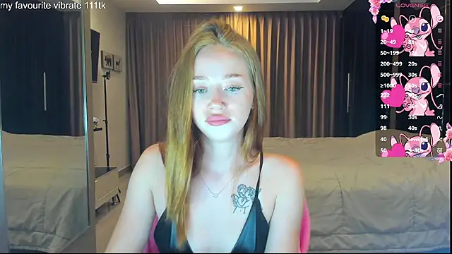 Snapshot of Hot_Mia_ chatting on 10.04.25 Hot Mia online show from 10.04.25