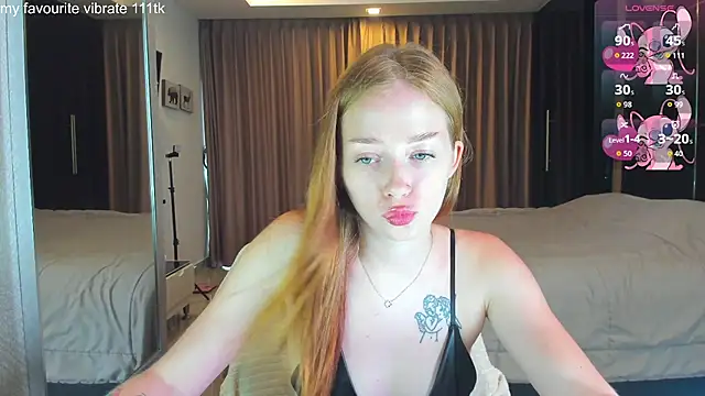 Snapshot of Hot_Mia_ chatting on 11.07.25 Hot Mia online show from 11.07.25