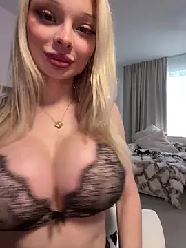 Snapshot of HannaXLove chatting on 12.22.25 HannaXLove online show from 12.22.25