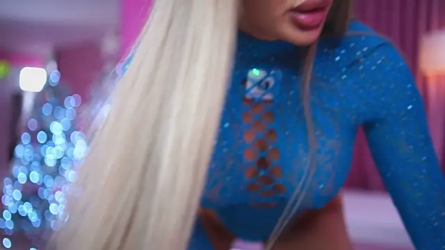 Snapshot of AshleySinn chatting on 12.20.25 AshleySinn online show from 12.20.25