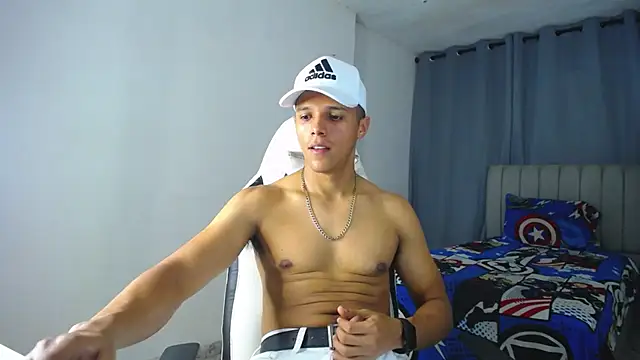 Snapshot of DavidAngell7 chatting on 01.01.25 DavidAngell7 online show from 01.01.25