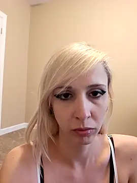 AmethystFoxx online show from 10.21.25