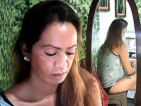 Snapshot of yummy_21xxx chatting on 10.13.25 yummy 21xxx online show from 10.13.25