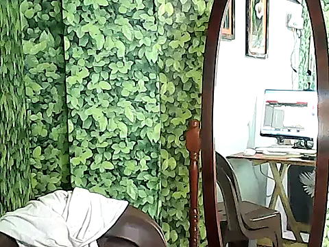 Snapshot of yummy_21xxx chatting on 10.21.25 yummy 21xxx online show from 10.21.25