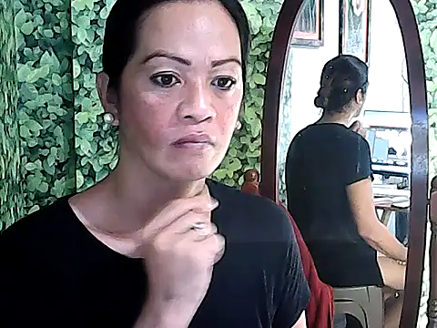 Snapshot of yummy_21xxx chatting on 10.28.25 yummy 21xxx online show from 10.28.25