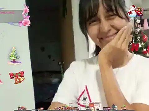 Snapshot of Moon_lunita chatting on 12.19.24 Moon lunita online show from 12.19.24