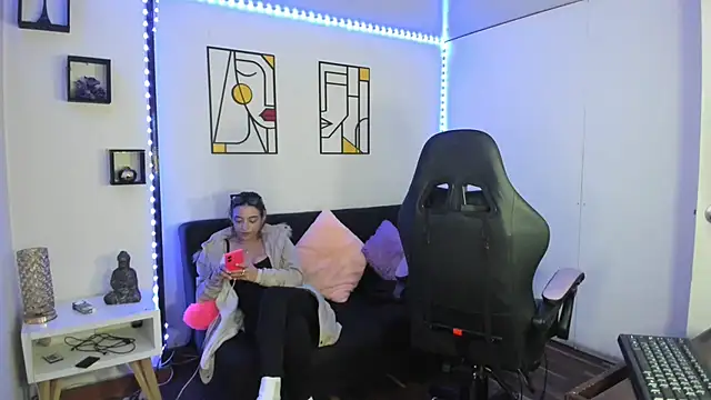 Snapshot of kay_marie chatting on 12.19.24 kay marie online show from 12.19.24