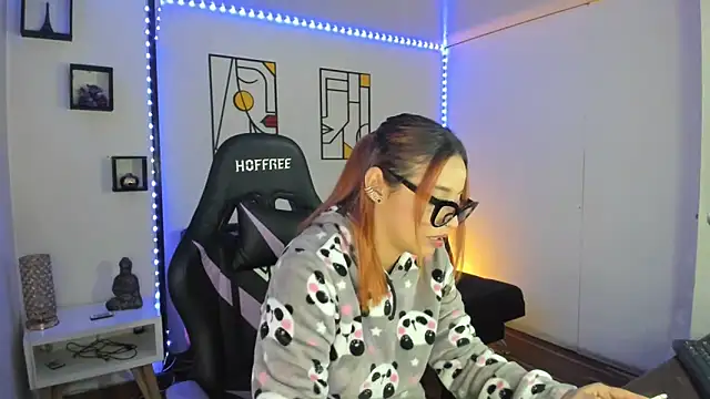 Snapshot of kay_marie chatting on 12.19.24 kay marie online show from 12.19.24