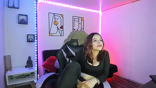 Snapshot of kay_marie chatting on 01.08.25 kay marie online show from 01.08.25